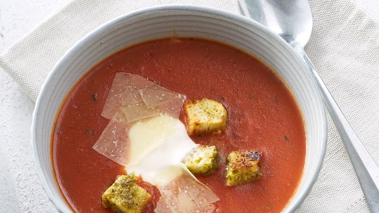 Soupe à la tomate, croûtons au basilic et copeaux de Sbrinz